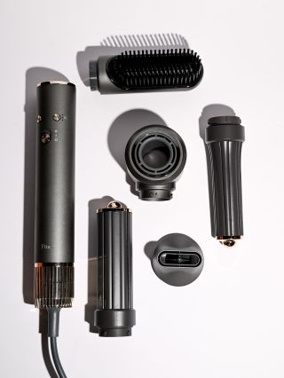 „Tento multifunkčný fén ma naozaj milo prekvapil. Používam ho už niekoľko týždňov a musím povedať, že mi ušetril veľa času...